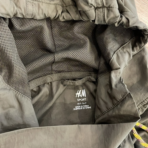 H&M sport rain jacket in deep green size men’s small - Picture 7 of 8